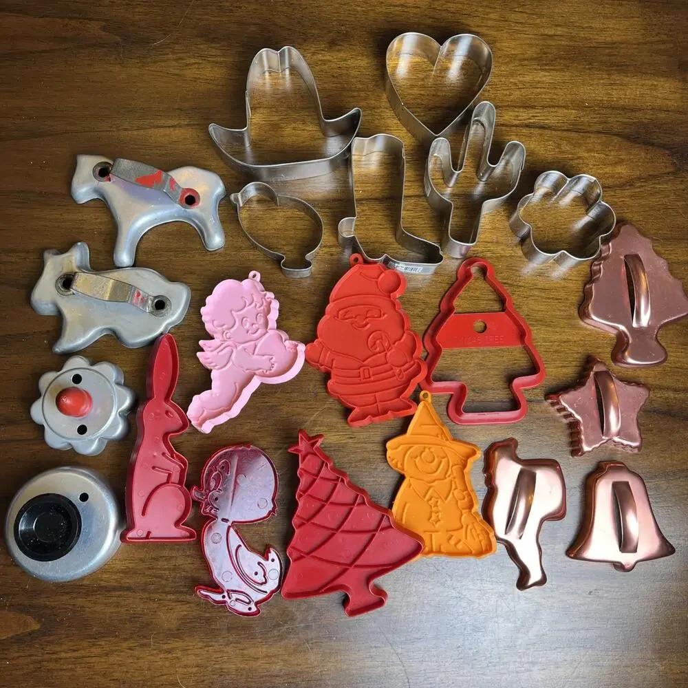 Cookie Cutters Lot Of 21 Mixed Metal & Plastic Modern & Vintage Baking Tool READ